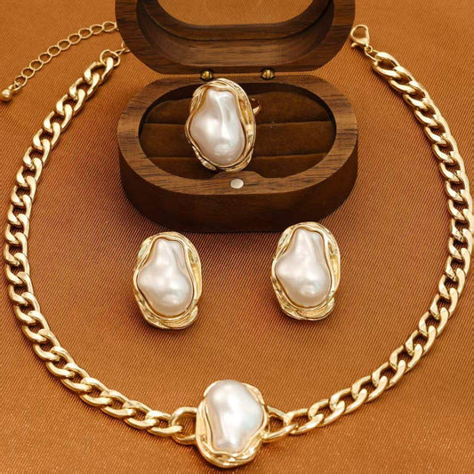 A Set of Fashion Jewelry in Golden Tone
