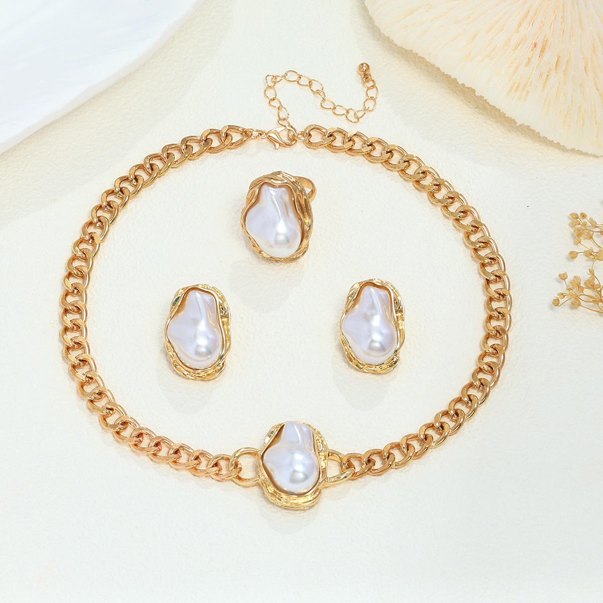 A Set of Fashion Jewelry in Golden Tone