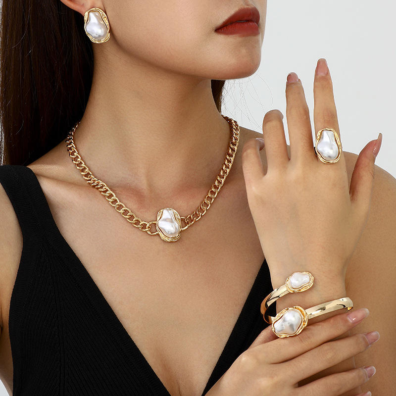 A Set of Fashion Jewelry in Golden Tone